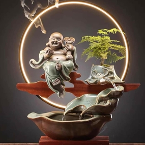 坐在瀑布上的佛雕像图片